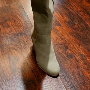 Size 9 boots 👢